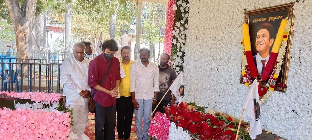 Vijay visits Puneeth Rajkumar's memorial and pays respect, pictures inside