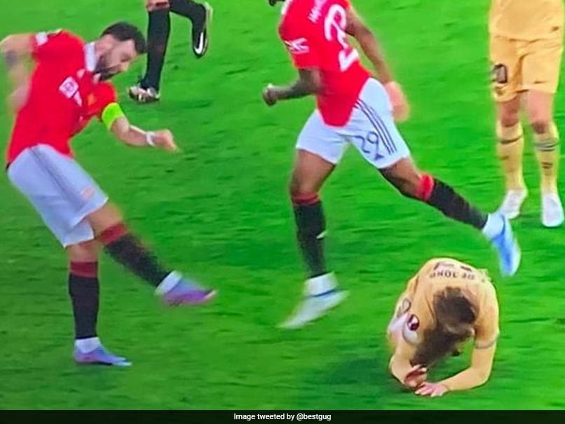 Watch: Manchester United’s Bruno Fernandes Blasts Ball At Barcelona’s Frenkie De Jong, Sparks Massive Brawl