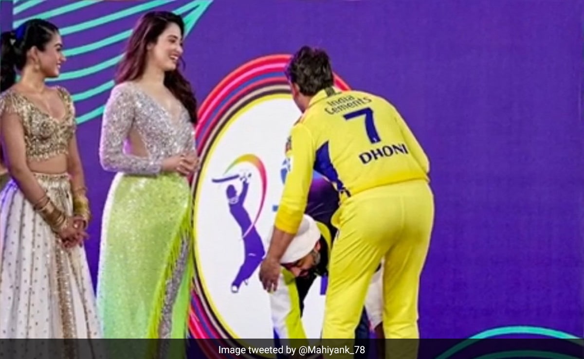 Arijit Singh Touches MS Dhoni’s Feet Before IPL 2023 Opener. Photo Breaks Internet