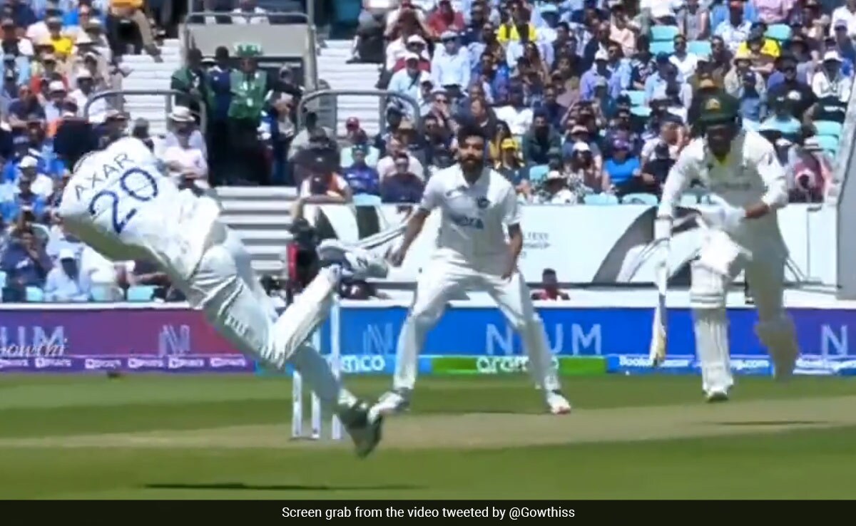Watch: Axar Patel Dismisses Mitchell Starc With Diving Direct Hit, Leaves Fans Thrilled
