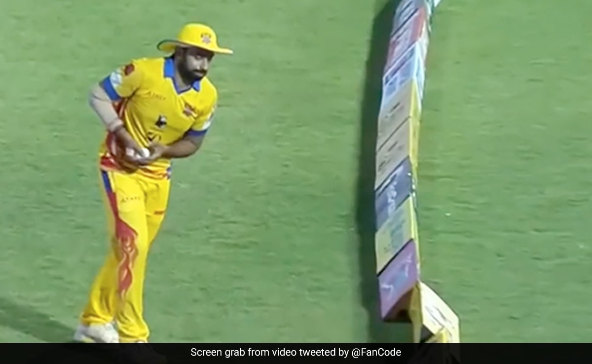 Watch: Caught Beyond Boundary Rope! Fielder’s Brain Fade Costs Team A Wicket