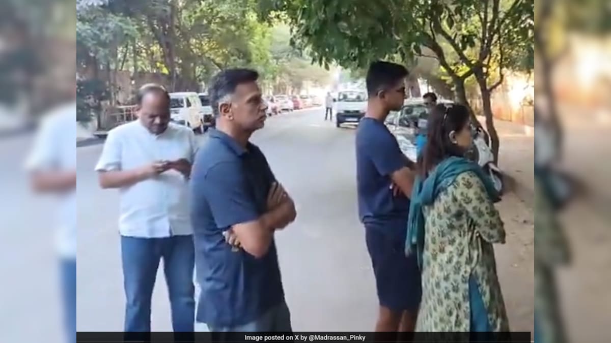 Video: ‘Gentleman’ Rahul Dravid Wins Hearts With His Voting Center Act